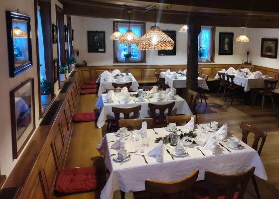 Weihnachtsfeier in gemütlichem Raum mit Freunden und Kollegen